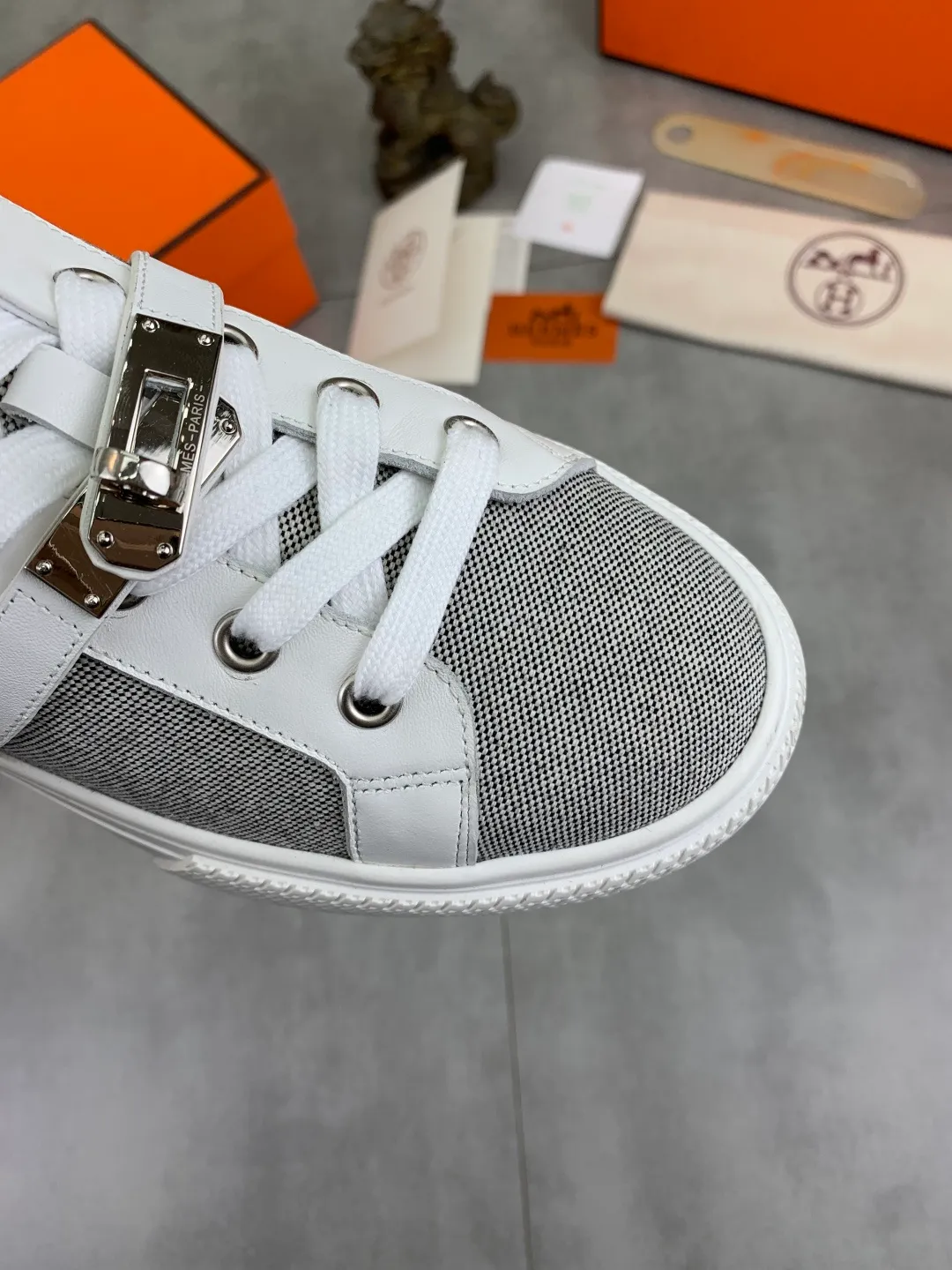 Men's men's shoes 💰P640 New Hermes top version Hermès classic couple style #𝐊𝐞𝐥𝐥𝐲 buckle casual white shoes skateboard shoes that will not conflict with shoes at all. Full of unknowns, Hermès rarely produces flat casual shoes and they are paired with classic palladium-plated Kelly shoe buckles! You'll fall in love with it at first sight. It's super versatile and can be worn with any skirt or pants. 🉑️Close your eyes and wear it. It's super noble. Fabric: Specific cowhide/canvas material. Lining: Sheepskin lining. Outsole: Original molded TPU outsole. Size: 35-45.